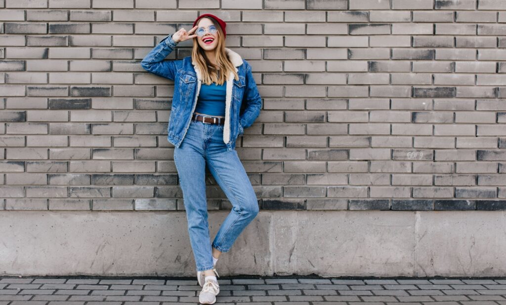 17 Trendy Urban Outfits for 2025 That Scream Street Style Goals 13 highwaist jeans Woman 1728627314687 1728627319981