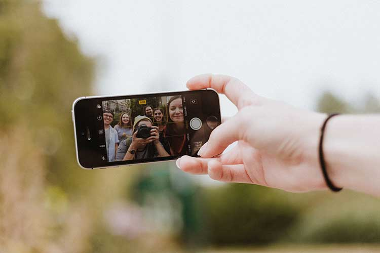 Best Selfie Poses for Instagram – Boys & Girls Edition 15 image 233